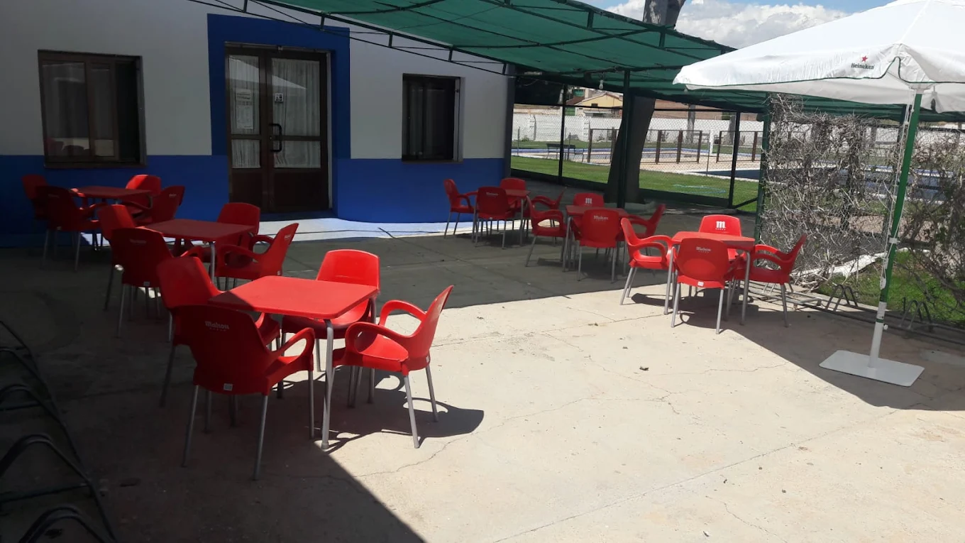 Exterior del Restaurante La Piscina en Ossa de Montiel mostrando la fachada y terraza